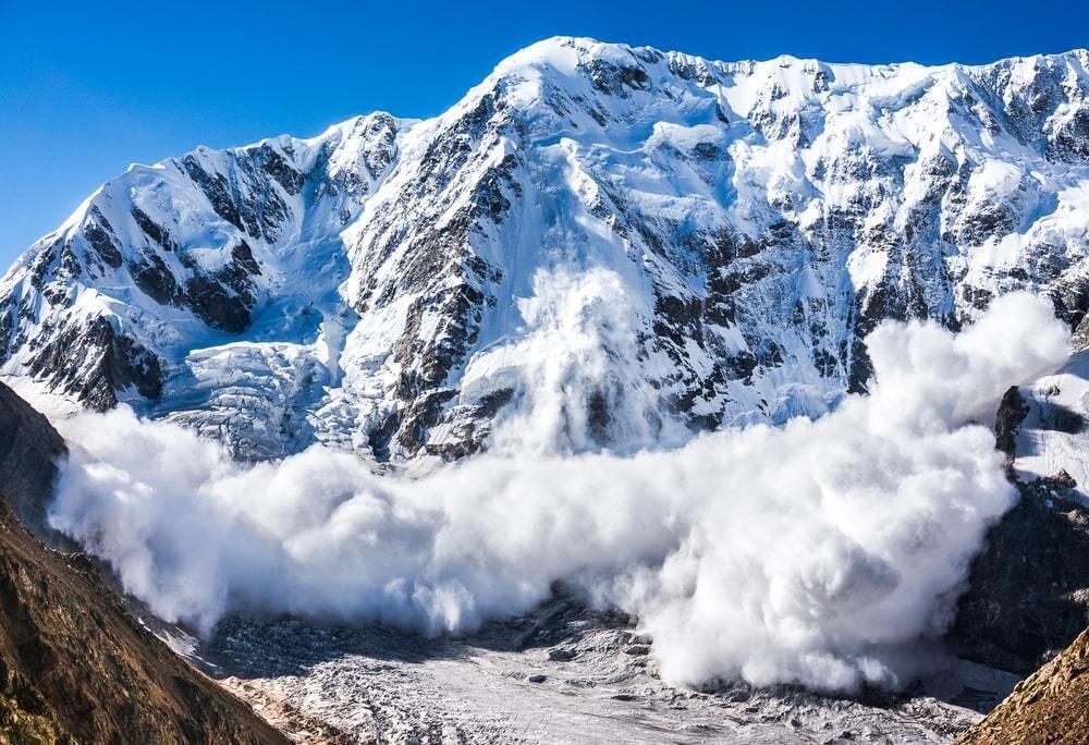 В горах Алматы выставили блокпосты из-за высокой опасности схода лавин