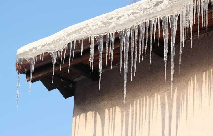 Scary Video Shows Blocks Of Ice Falling From High-Rise House In Almaty 