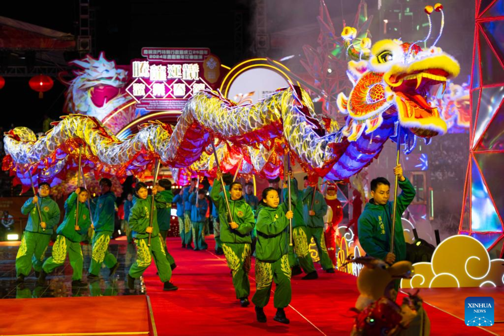 Зеленый дракон и красные фонарики: как отмечают китайский Новый год. Фото: Xinhua/Cheong Kam Ka