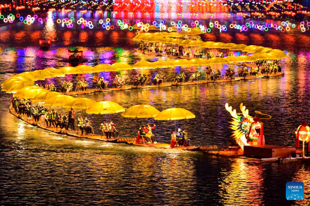 Зеленый дракон и красные фонарики: как отмечают китайский Новый год. Фото: Song Wen/Xinhua