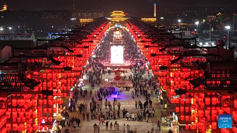Зеленый дракон и красные фонарики: как отмечают китайский Новый год. Фото: Chu Baorui/Xinhua