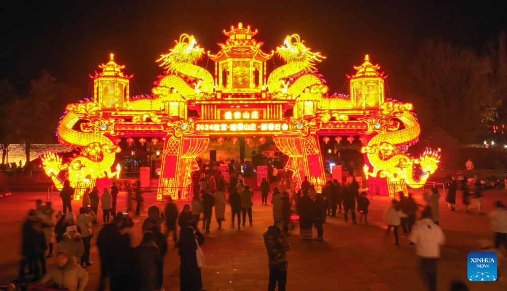Зеленый дракон и красные фонарики: как отмечают китайский Новый год. Фото: Liu Mancang/Xinhua