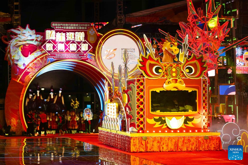 Зеленый дракон и красные фонарики: как отмечают китайский Новый год. Фото: Xinhua/Cheong Kam Ka