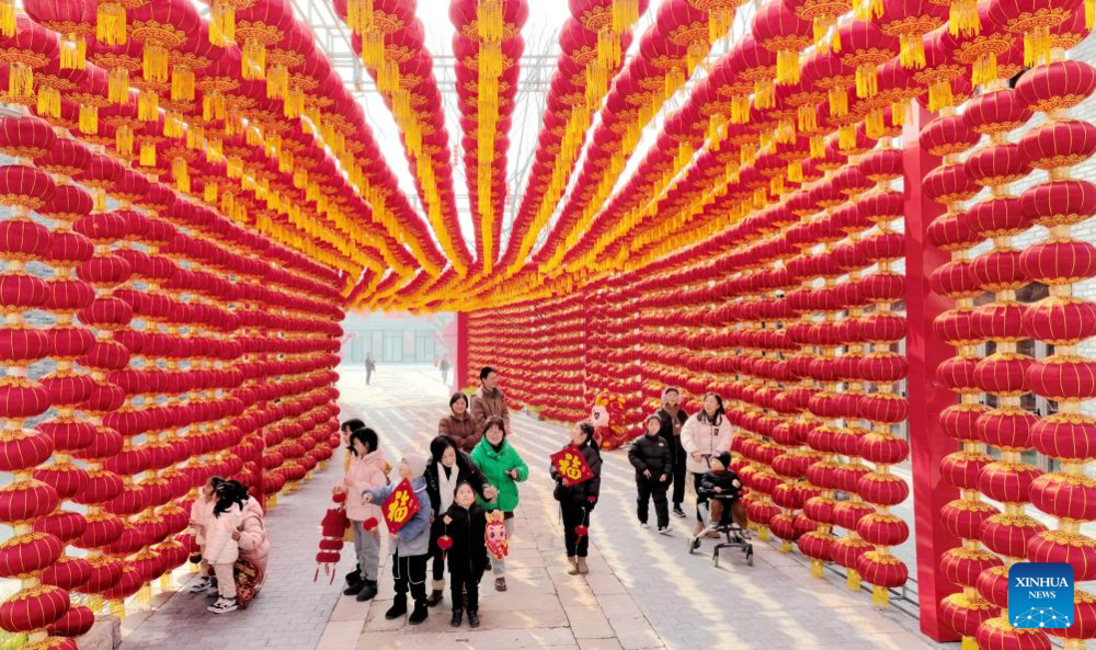 People across China enjoy Spring Festival holiday. Images | Xie Shangguo/Xinhua
