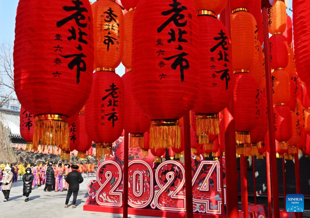Жасыл айдаһар және қызыл шамдар: қытайлық Жаңа жыл қалай атап өтілуде. Сурет: Xinhua/Li Gang