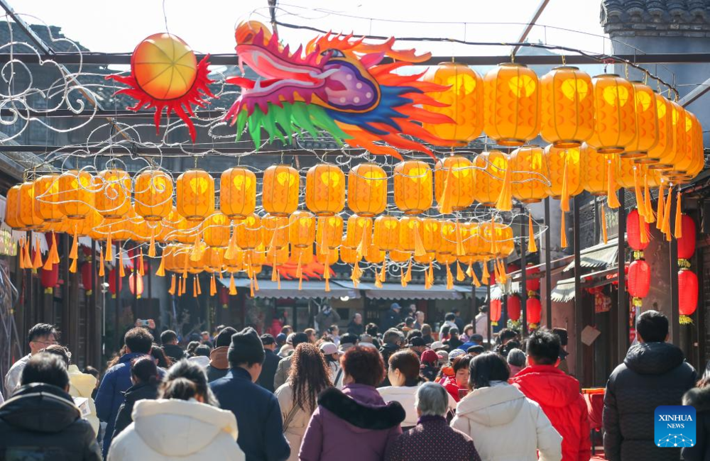 Жасыл айдаһар және қызыл шамдар: қытайлық Жаңа жыл қалай атап өтілуде. Сурет: Zhong Xueman/Xinhua