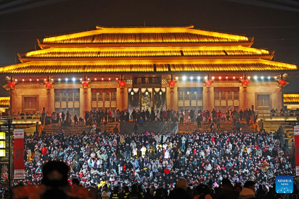 Жасыл айдаһар және қызыл шамдар: қытайлық Жаңа жыл қалай атап өтілуде. Сурет: Zhang Chunlei/Xinhua
