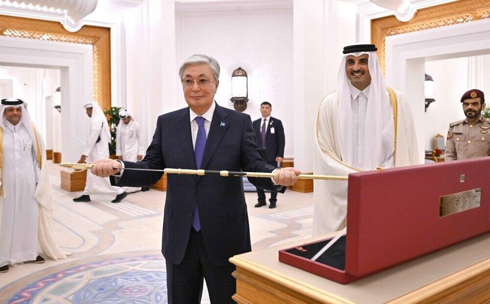 Президенту Казахстана вручили меч основателя Катара


