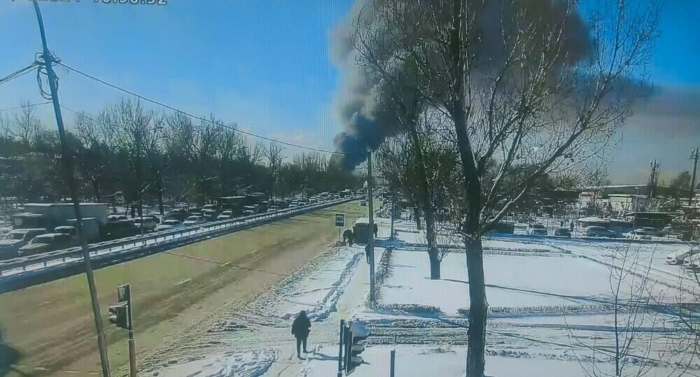 Крупный пожар тушат на складе в Алматы 