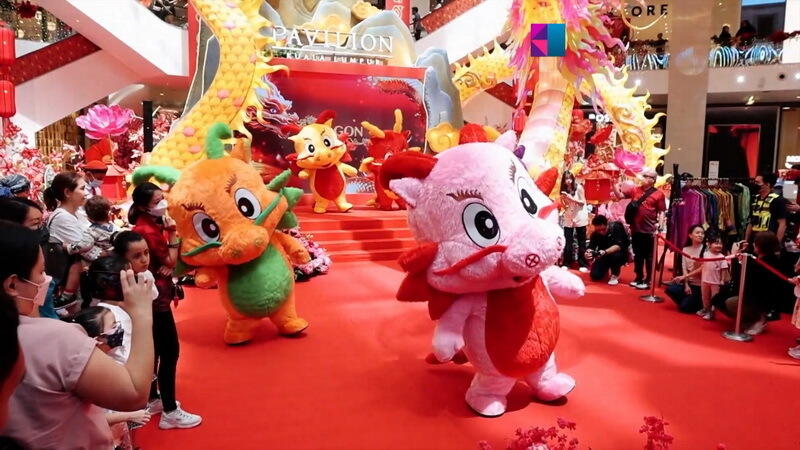 Шоу дронов, бумажные драконы и ананасовые пироги: как в мире встретили китайский Новый год 