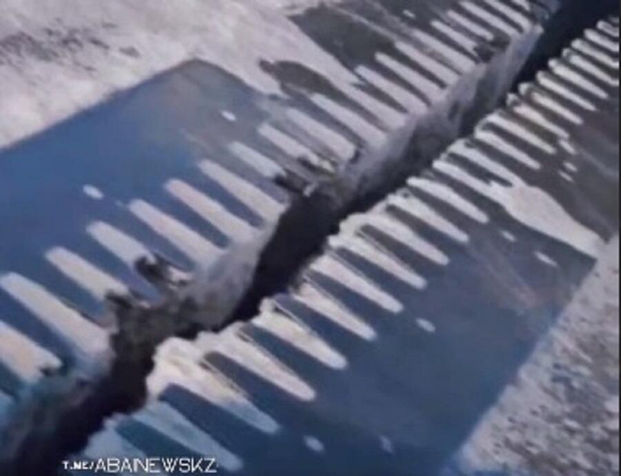 Подвесной мост в Семее разошелся по швам 