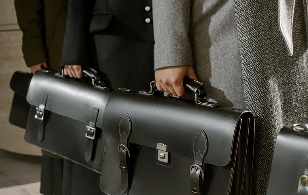 Президент предложил выплачивать компенсации работающим по 12 часов в день госслужащим