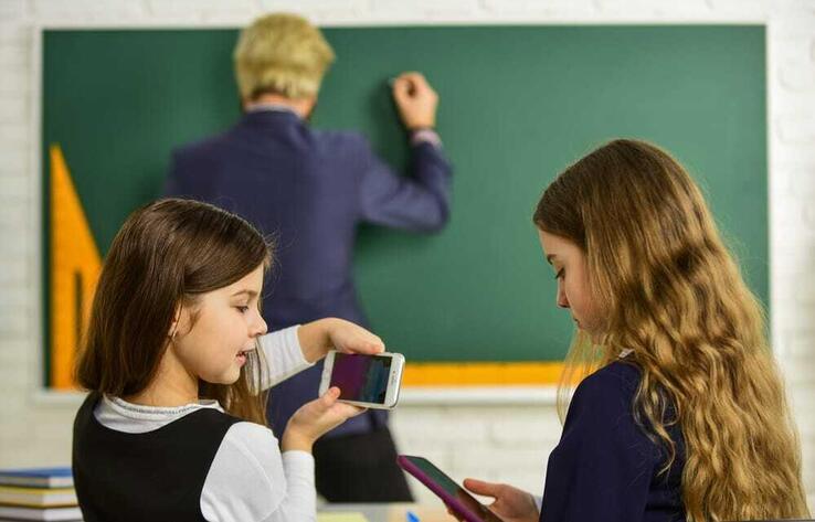 Президент Казахстана подписал закон об ограничении на использование сотовых телефонов на уроках