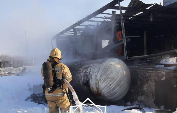На заправке в Караганде произошел пожар: пожарные вынесли 66 газовых баллонов с места происшествия