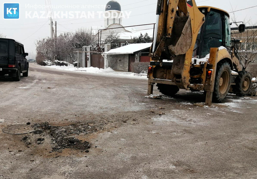 В Алматы на улице Утегенова вновь возобновились раскопки 