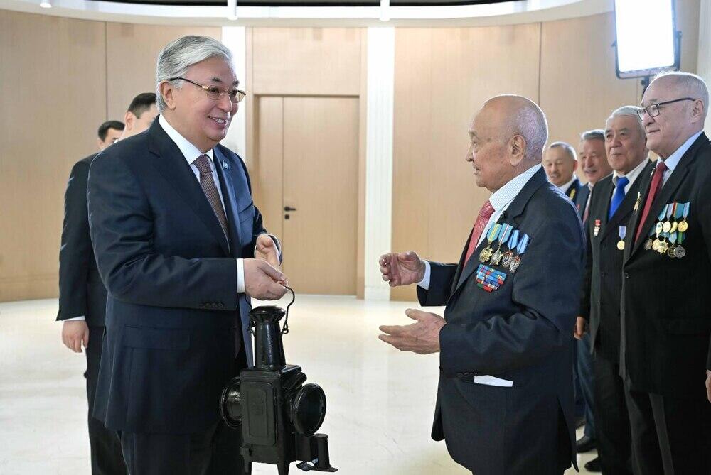 Развитие железной дороги обсудил Токаев с ветеранами отрасли