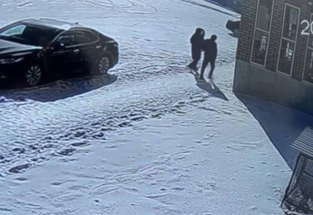 Житель Семея с ножом преследовал девочку и ранил полицейского