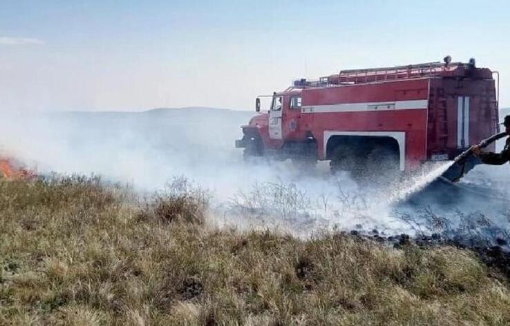 Крупный пожар тушат вторые сутки на побережье Каспия