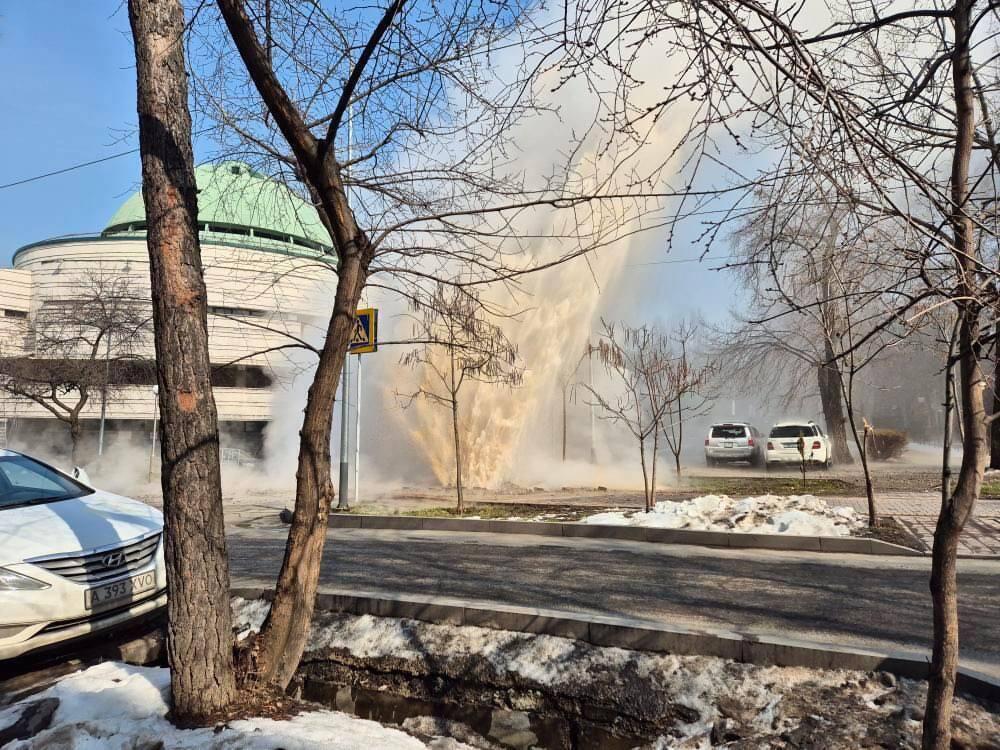 Прорыв теплотрассы в Алматы: из-под земли бьет огромный фонтан воды 