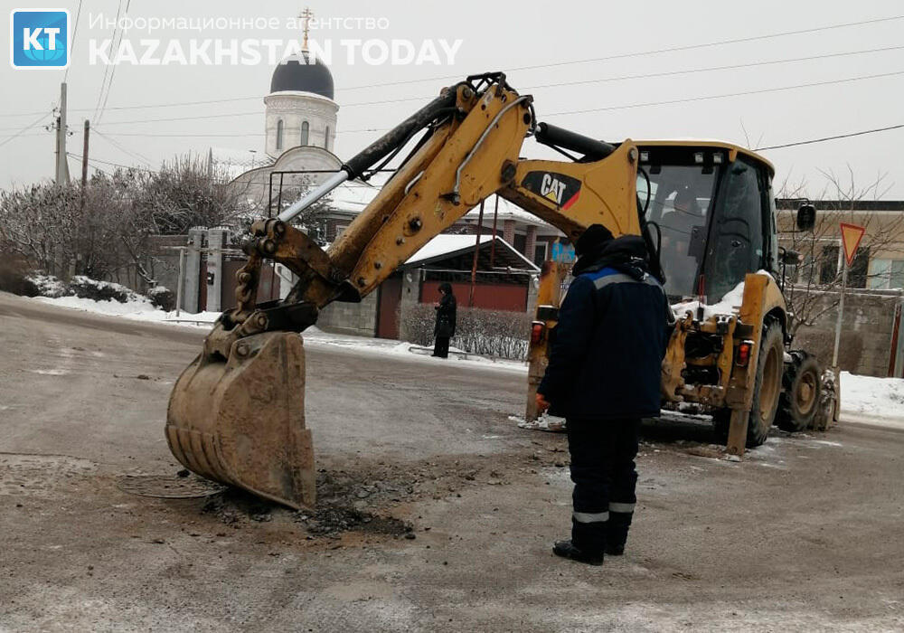 Раскопки на улице Утегенова: дорожное покрытие не восстановлено
