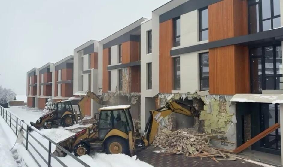 В Алматы сносят жилой комплекс "Мечта"