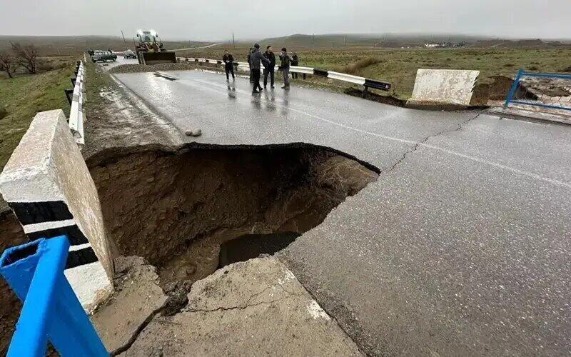 Два моста смыло паводками в Туркестанской области 