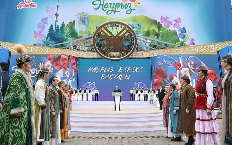 Алматылықтар Наурыз мерекесін кең көлемде тойлап жатыр. Сурет: Ақорда