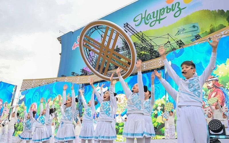 Алматылықтар Наурыз мерекесін кең көлемде тойлап жатыр. Сурет: Ақорда