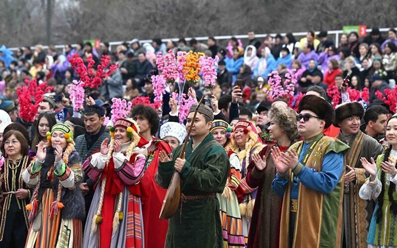 Алматылықтар Наурыз мерекесін кең көлемде тойлап жатыр. Сурет: Ақорда