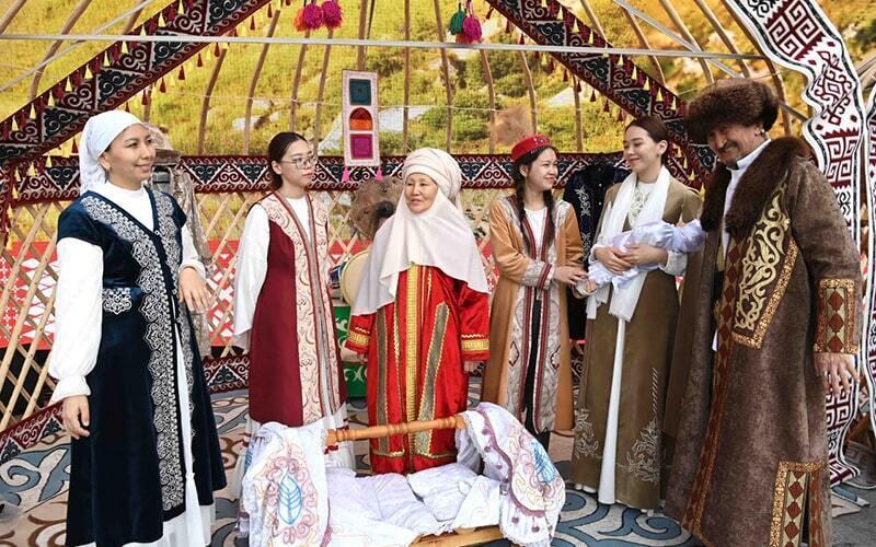 Алматылықтар Наурыз мерекесін кең көлемде тойлап жатыр. Сурет: Ақорда