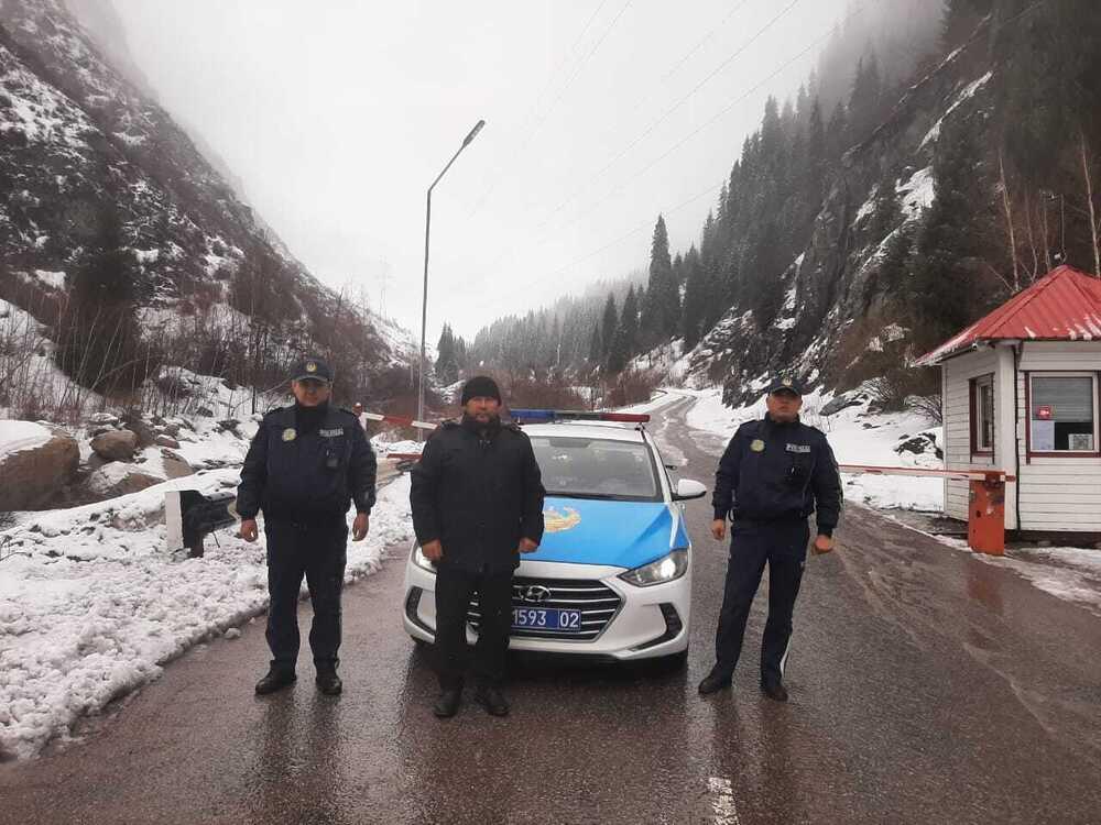 Лавина сошла на трассу в Алматинской области