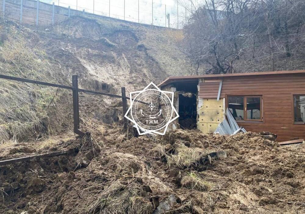 Второй за сутки оползень сошел на юге Казахстана