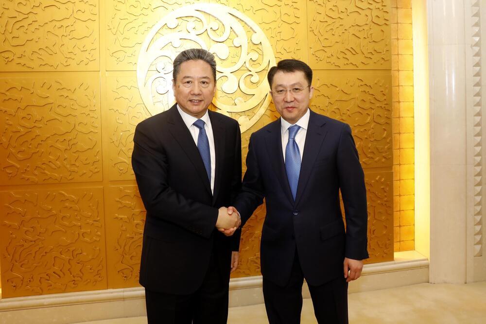 Глава Минтранса РК Карабаев встретился с министром транспорта КНР Ли Сяопеном