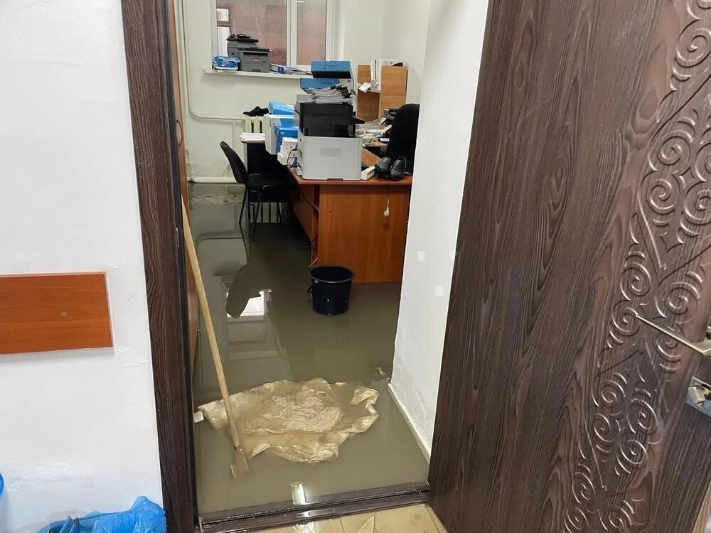 Талыми водами затопило акимат Уральска