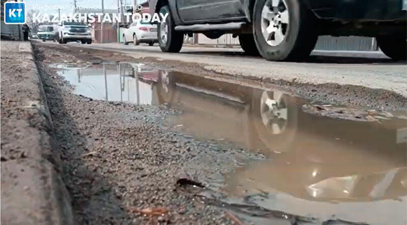 Как после бомбежки: алматинцы жалуются на состояние городских дорог после зимы
