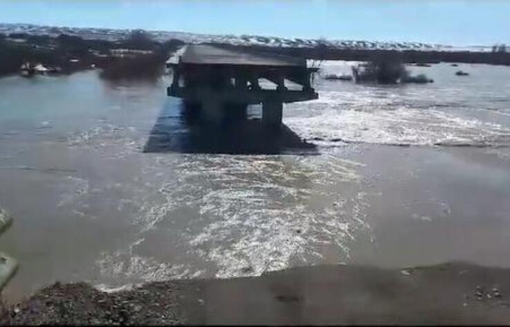 Абай облысында өзендегі тасқын су көпірді қиратты