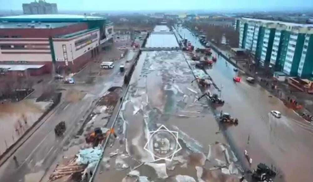 В центре Актобе река затопила улицу 
