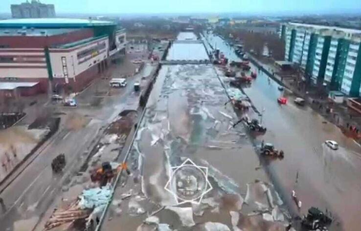 Ақтөбе қаласының орталығында өзен тасып, көшені су басты