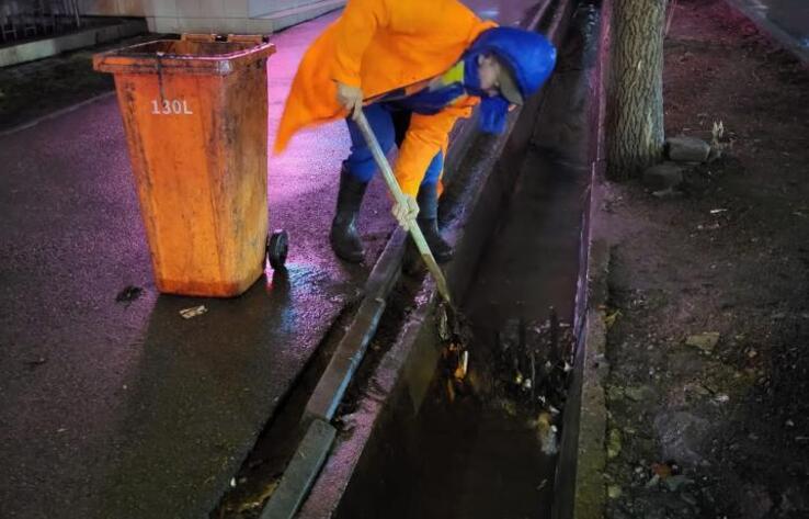 Нөсер жаңбырға байланысты Алматының барлық коммуналдық қызметі күшейтілген режимде жұмыс істеп жатыр