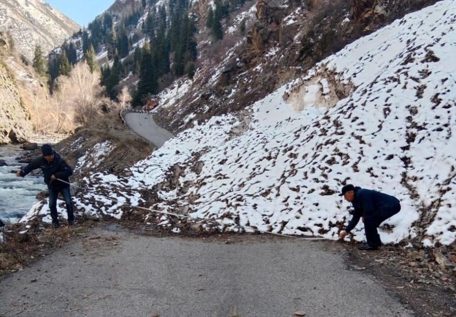 В горах Алматинской области снежная лавина перекрыла дорогу