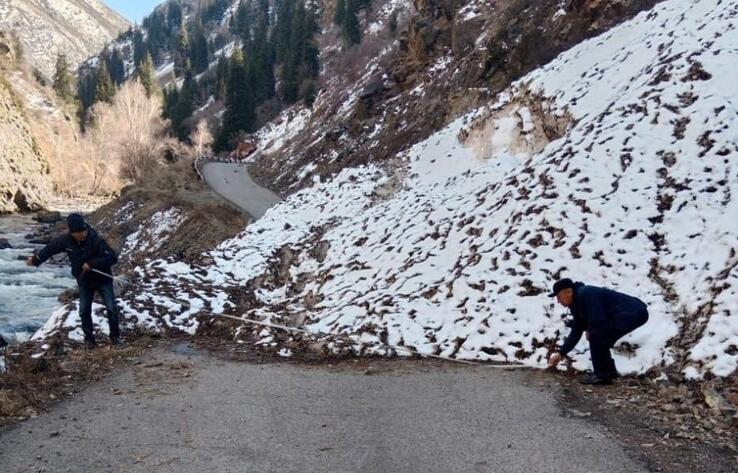 В горах Алматинской области снежная лавина перекрыла дорогу