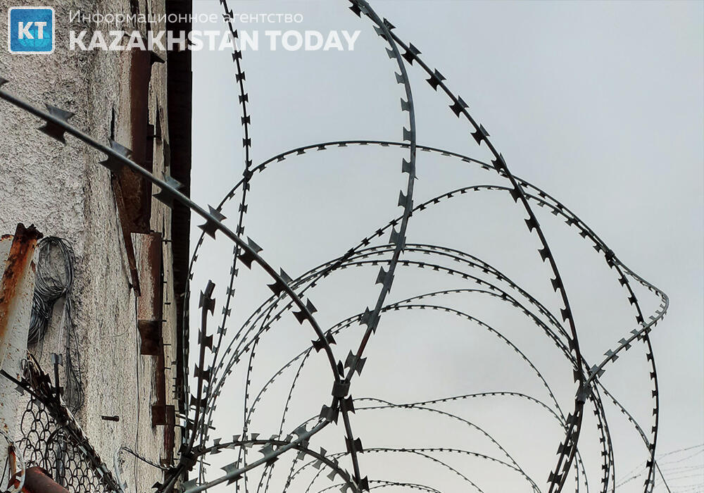 В Казахстане 11 сотрудников колонии и военнослужащих подозревают в пытках осужденных
