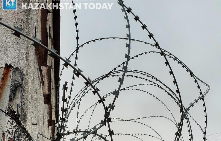 В Казахстане 11 сотрудников колонии и военнослужащих подозревают в пытках осужденных
