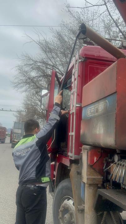 Алматыда автокөліктерден шығатын улы газ бен түтінін тексеру бойынша рейд жүргізілуде