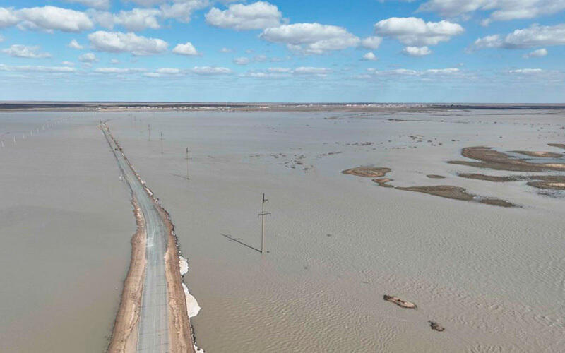 В пяти областях Казахстана республиканские трассы затопило талыми водами
