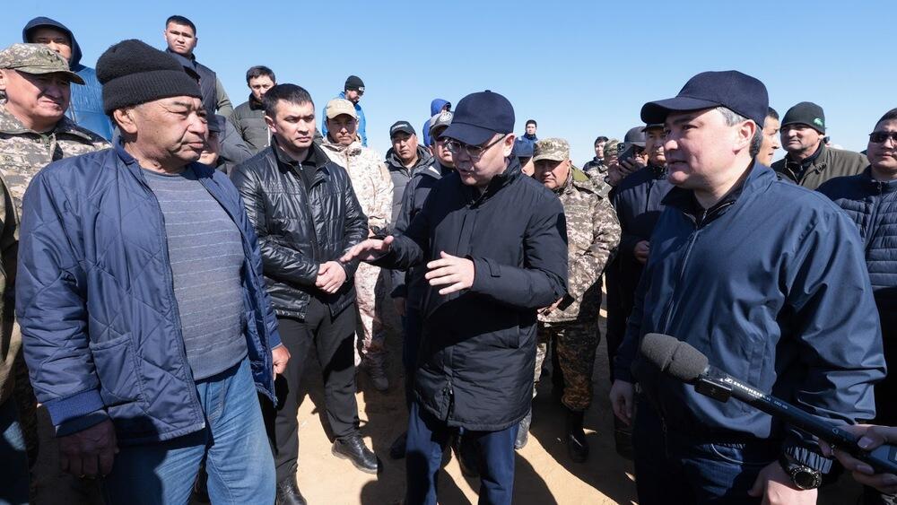 Olzhas Bektenov checks flood situation in Kulsary and answers residents' questions