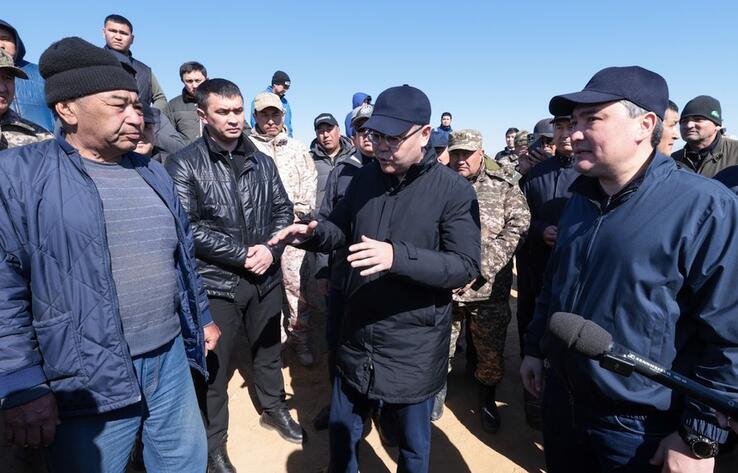 Olzhas Bektenov checks flood situation in Kulsary and answers residents' questions