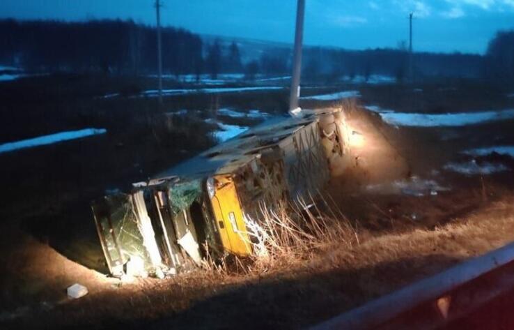 Казахстанский автобус перевернулся в России