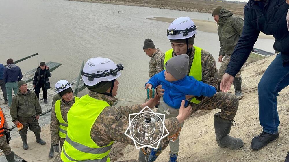 Около 98 тысяч человек покинули свои дома из-за паводков в Казахстане