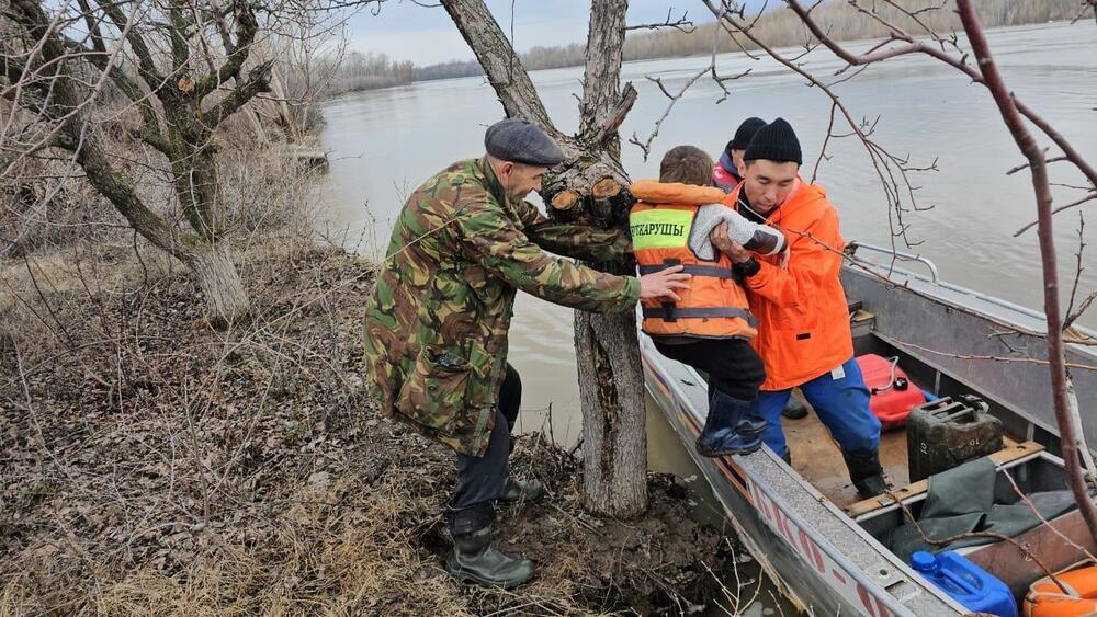 Количество эвакуированных из-за паводков в Казахстане приближается к 100 тысячам человек
